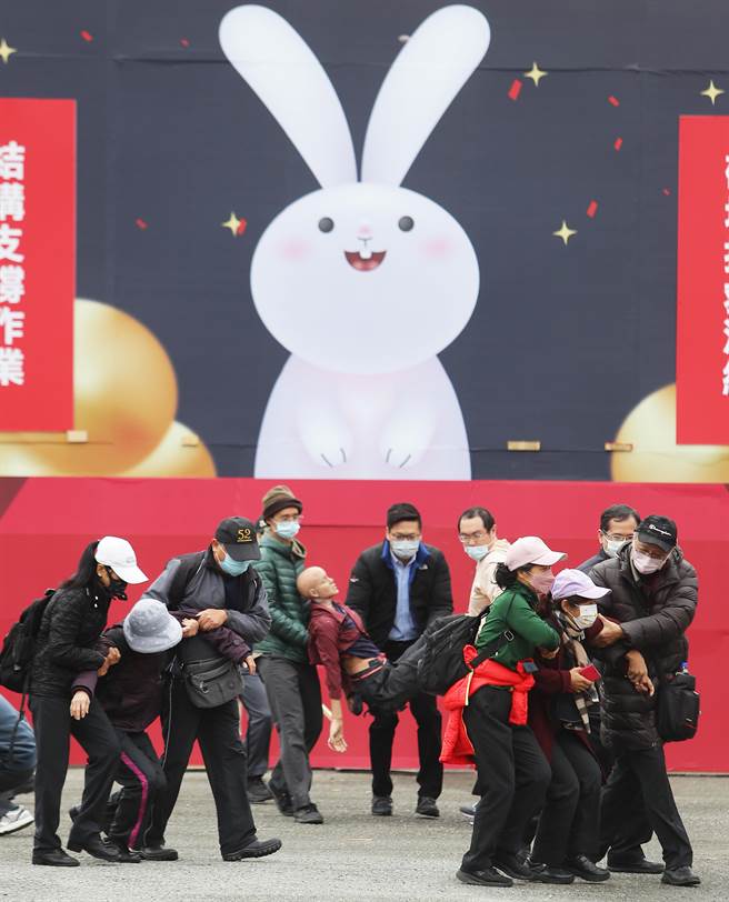 「2023台灣燈會在台北」即將開展，現場規劃了許多的活動及展區，屆時將湧入大量遊客。為了提供民眾一個安心觀賞燈會的環境，台北市消防局特別在年前辦理災害搶救演練，圖為「大量傷病患演練」。（季志翔攝）