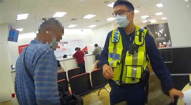 陈男频频感谢警方与行员热心协助。(翻摄照片／林郁平台北传真）