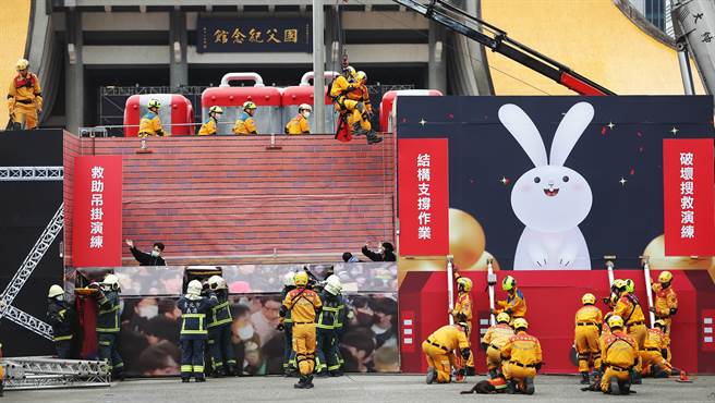 「2023台灣燈會在台北」即將開展，現場規劃了許多的活動及展區，屆時將湧入大量遊客。為了提供民眾一個安心觀賞燈會的環境，台北市消防局特別在年前辦理災害搶救演練，圖為「建物支撐破壞及繩索救援演練」。（季志翔攝）