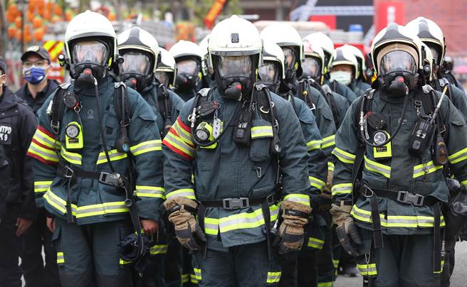 「2023台灣燈會在台北」即將開展，現場規劃了許多的活動及展區，屆時將湧入大量遊客。為了提供民眾一個安心觀賞燈會的環境，台北市消防局特別在年前辦理災害搶救演練，演練完畢之後帶著防毒面具的消防隊員集結聽訓。（季志翔攝）