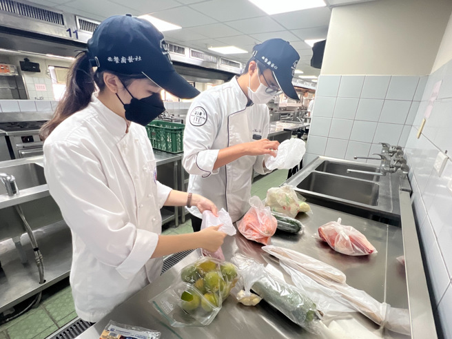 弘光科技大学餐旅管理系学于每堂烹饪实作课后，搜集没有用完的食材，整理包装冷藏保存起来，每个星期再把食材送给沙鹿食物银行，达到消除飢饿、促进永续农业的目标。(照片/弘光科大提供)