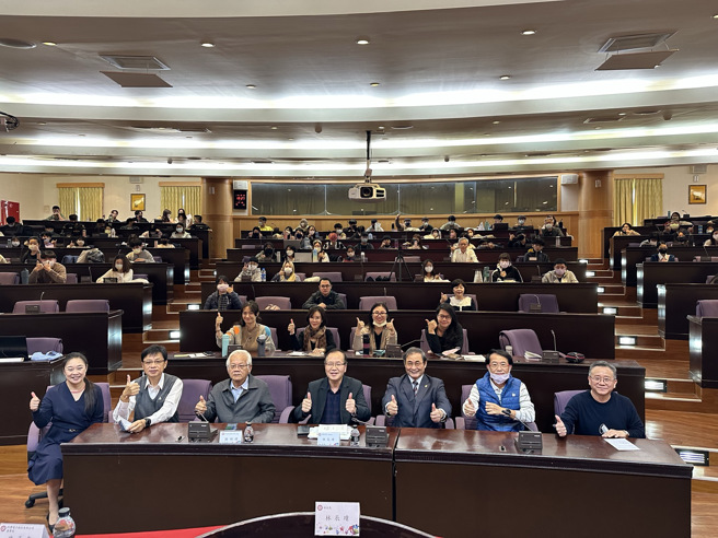 南華大學日前舉辦【就業力學程-企業經營與人文講座】，邀請欣興電子股份有限公司曾子章董事長蒞校演講，以「欣興電子的創新轉型經營策略」為題，分享欣興電子股份有限公司在經營管理上的轉型歷程。(照片/南華大學提供)