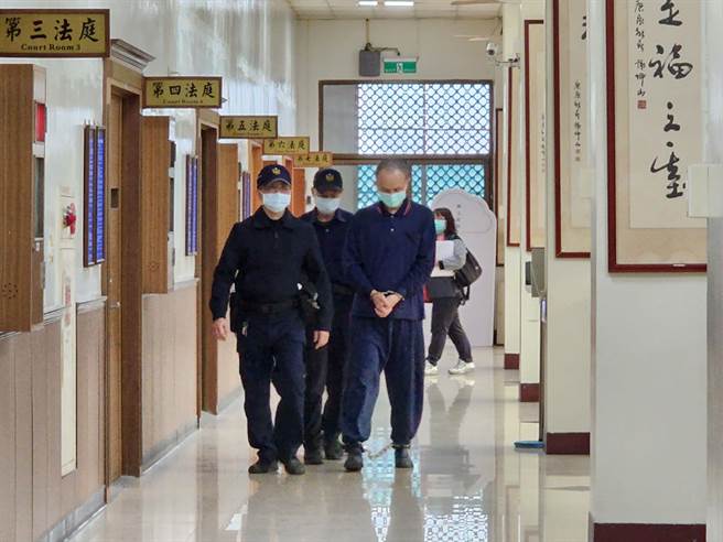 南投地院宣判，赖裕隆（右）涉嫌帮助凶嫌李鸿渊持有枪弹，并藏匿人犯，判处应执行有期徒刑4年2月。（杨静茹摄）