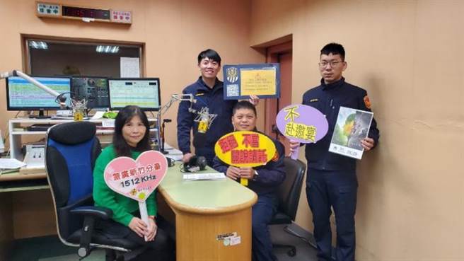 铁路警察局台北分局新竹分驻所近日特别与台铁新竹车站人员，一同至警广新竹台向听眾宣导年假期间有关交通疏导状况。（铁路警察局提供／陈育贤新竹传真）