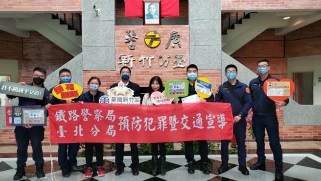 铁路警察局台北分局新竹分驻所近日特别与台铁新竹车站人员，一同至警广新竹台向听眾宣导年假期间有关交通疏导状况。（铁路警察局提供／陈育贤新竹传真）