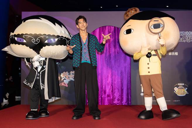 修杰楷今出席首映见面会，跟屁屁侦探以及屁屁亚蒂合照。（双喜电影提供）