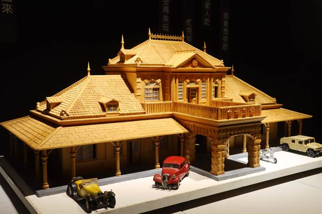 高龄80岁的桧木建筑模型艺师陈振龙与学生在嘉义县表演艺术中心办师生联展，现场展出20件作品，作工细致又小巧，令人嘆为观止。（吕妍庭摄）