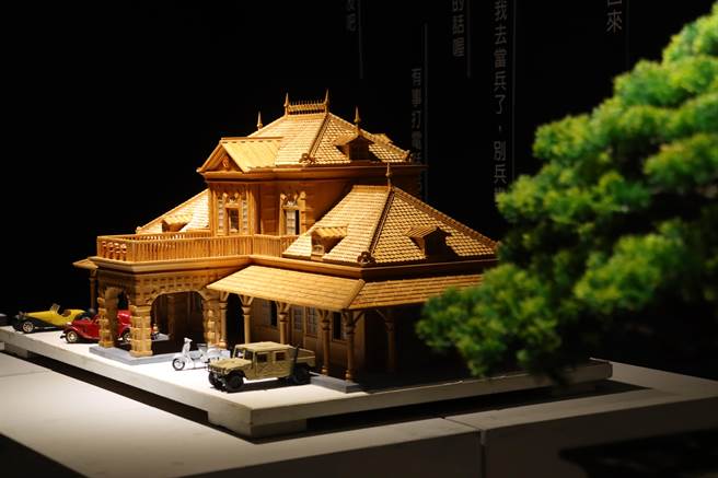 高龄80岁的桧木建筑模型艺师陈振龙与学生在嘉义县表演艺术中心办师生联展，现场展出20件作品，作工细致又小巧，令人嘆为观止。（吕妍庭摄）