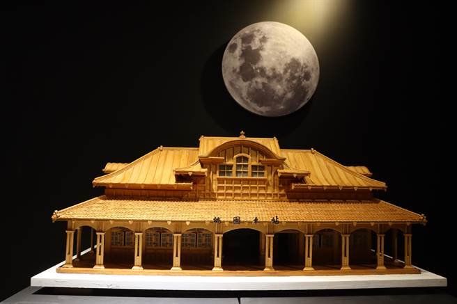 陈振龙与学生在嘉义县表演艺术中心办师生联展，现场展出20件作品，作工细致又小巧，令人嘆为观止。（吕妍庭摄）