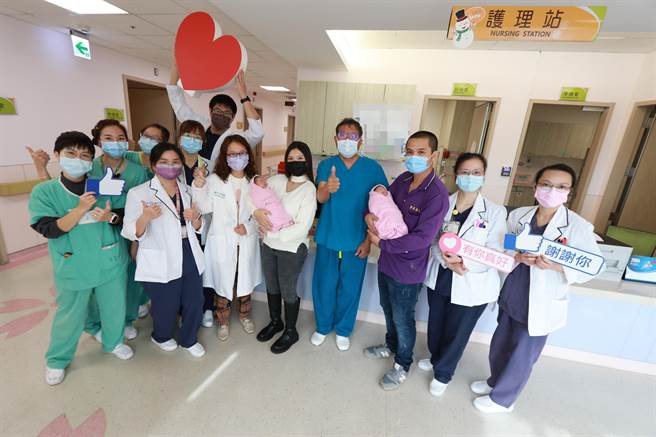 台中25岁林妇怀上双胞胎，满心期待採取自然分娩，经详细评估配合亚大附医团队细心追踪，顺利在1分钟内就接生2宝，成为亚大附医院内首度成功自然产下双胞胎的案例。（亚大附医提供／潘虹恩台中传真）