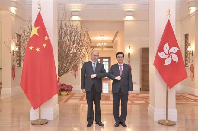 中联办主任郑雁雄（左）今拜会香港特首李家超（右）。（中联办）