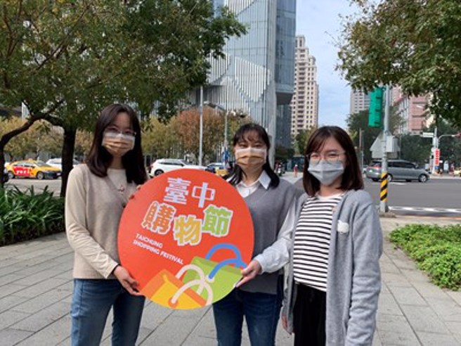 台中購物節好宅得主周小姐(中間)直呼幸運：險錯過大獎。圖/台中市政府提供