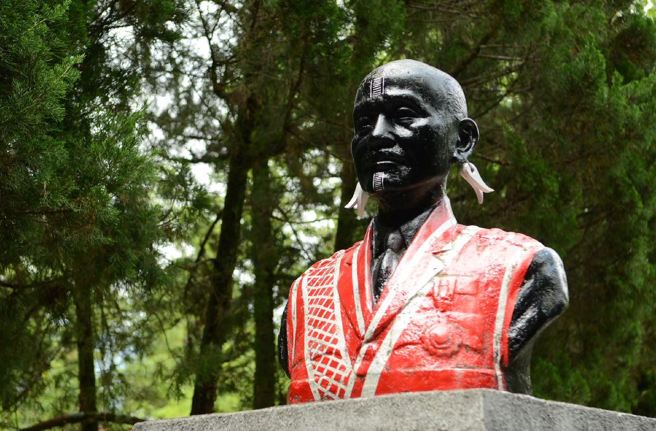 南投縣仁愛鄉仁愛國小蔣公銅像校方刻意保留，還被噴上賽德克族傳統服飾。（廖肇祥攝）