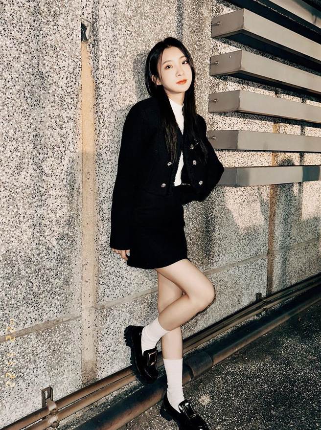 陈华秀出100公分修长美腿。(鲔鱼肚影音提供)