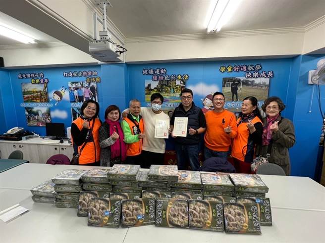 时值岁末年关，为帮助弱势民眾能过个好年，新北市议员王威元与镱丰食品有限公司、利冠食品有限公司合作，为寒士、街友及独居老人发送210份爱心年菜。(黄敬文摄)