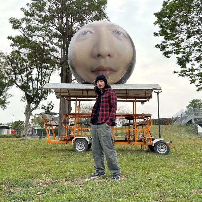 阿杰表示人头气球预计摆到2月初，参观民眾可以拍照但别骑走。（翻摄自RJ 廉杰克曼脸书）