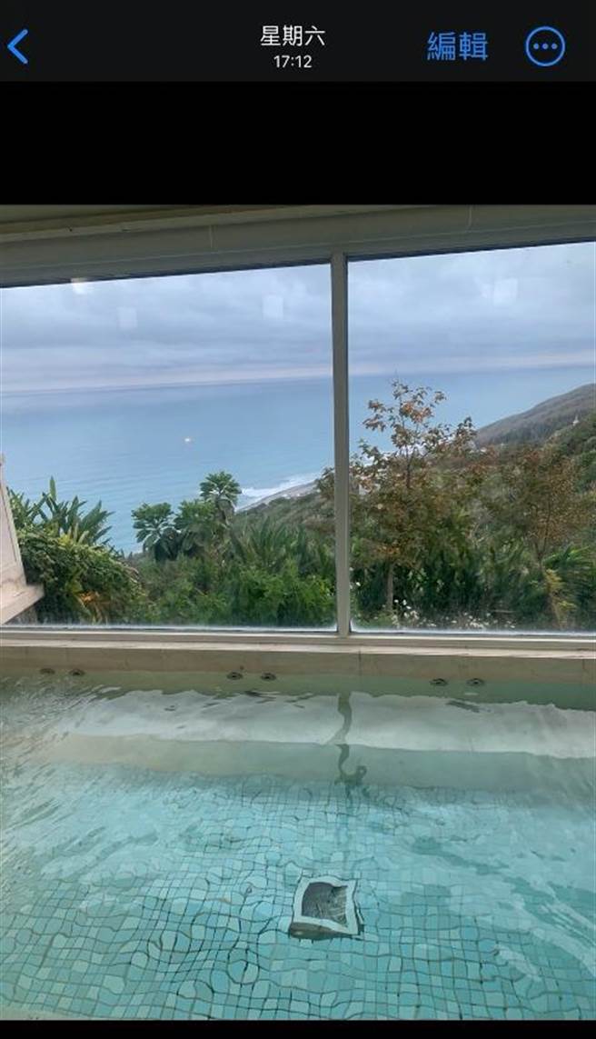 张姓男子在「全球饭店住起来」脸书社团分享，日前在花莲远雄悦来饭店体验室内水疗池，疑因池子底部排水孔破裂，将欲起身的他直接往下水道方向拉去，让他头部多次几乎灭顶，经用尽力气往旁边拉扯，才顺利脱离险境。（张姓网友提供／罗亦晽花莲传真）