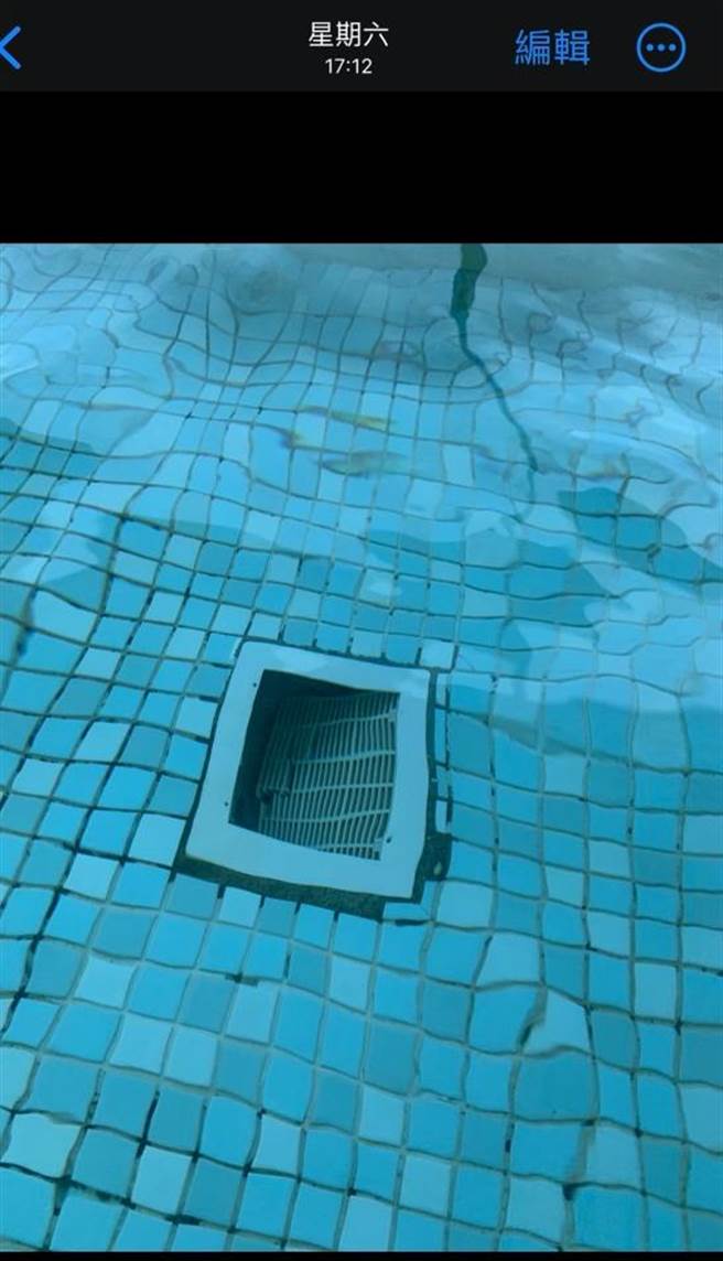 张姓男子在「全球饭店住起来」脸书社团分享，日前在花莲远雄悦来饭店体验室内水疗池，疑因池子底部排水孔破裂，将欲起身的他直接往下水道方向拉去，让他头部多次几乎灭顶，经用尽力气往旁边拉扯，才顺利脱离险境。（张姓网友提供／罗亦晽花莲传真）