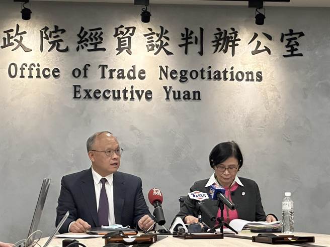 在台北举行的台美21世纪贸易倡议谈判会议于今晚顺利落幕，行政院政务委员、经贸谈判办公室总谈判代表邓振中（左）、副总谈判代表杨珍妮（右）出席会后说明记者会。（黄婉婷摄）