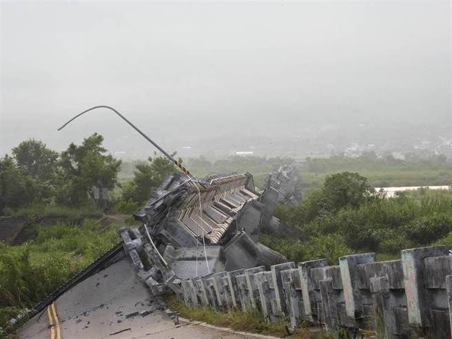 横跨秀姑峦溪的花莲玉里镇高寮大桥在去年9月18日遭强震震断。（罗亦晽摄）
