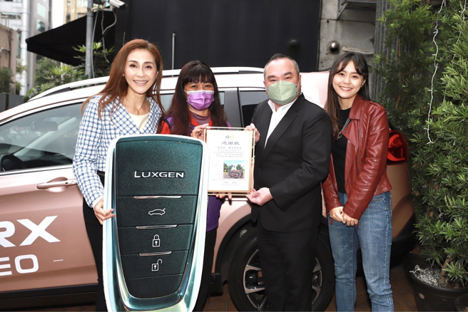 梁佑南夫妇带着女儿方琦，在律师见证下，相阶至协会举办「赠车仪式」。(戴志扬翻摄)