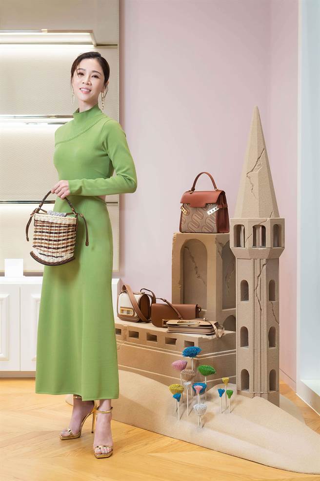 谢盈萱难得松口想买包，透露自己买包直准则要精致、独一无二，看上手上的Pin Mini Bucket Osier手袋，全世界仅千只十分稀有，11万6300元。（Delvaux 提供）