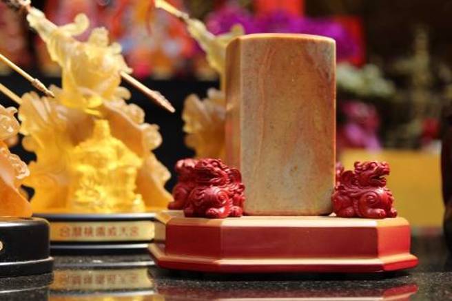 關公的【漢壽亭侯印】是以關公家廟的千年鎮廟聖石雕刻而成，摸印可以增長智慧，仕途順利。(翻攝桃園威天宮臉書)