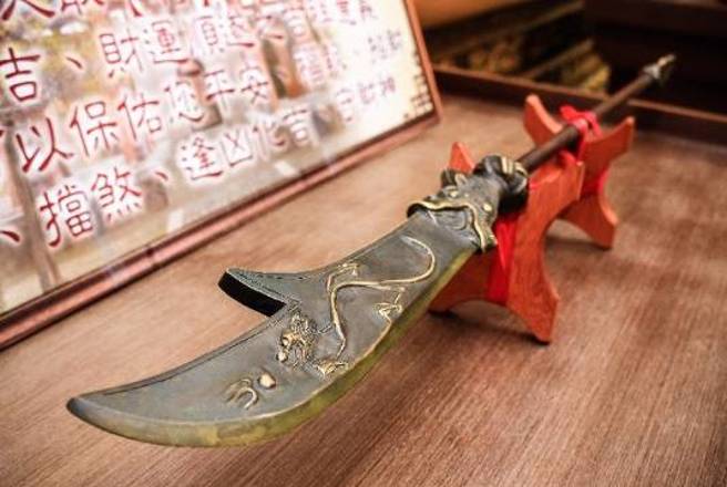 關公的【青龍偃月刀】已在關公家廟供奉了兩百多年，充滿了靈氣！摸關刀代表財運亨通、事業可以無往不利！(翻攝桃園威天宮臉書)