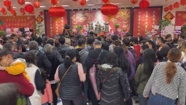 威天宮祖靈安座大典，上千民眾擠入大殿參拜。(翻攝桃園威天宮臉書)