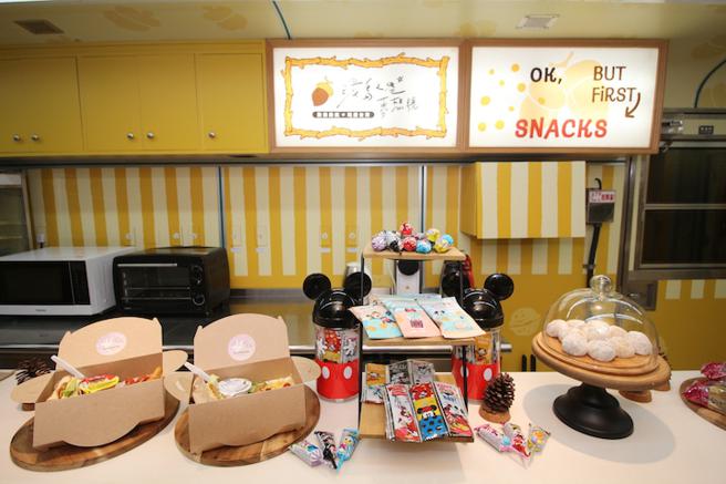 吧台车厢提供旅客饮品喝到饱服务，车上也会供应迪士尼包装的点心。（易游网提供）