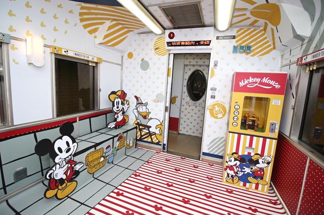 活动车厢以米奇与好朋友为主题，设有打卡区和纪念币机。（易游网提供）