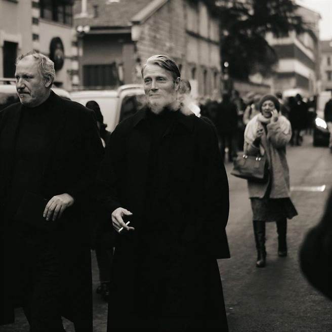 邁茲米克森在米蘭街頭漫步的照片宛若電影海報。（摘自推特 ＠Royal Darjeeling）