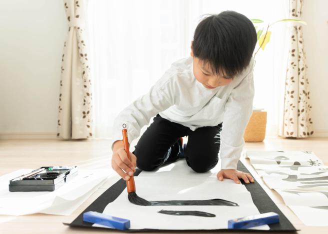 台北遠東香格里拉親子俱樂部在大年初一舉辦讓房客體驗書法的活動。（台北遠東香格里拉提供）