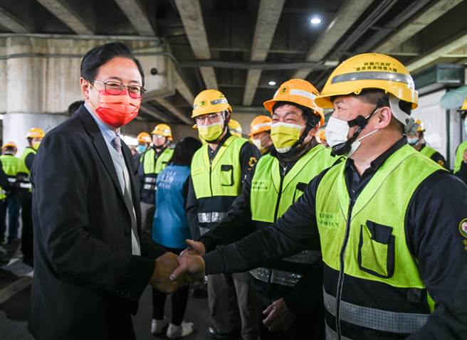 张善政提前给清洁队员小红包，宣布初五出勤加1补1、调升夜点费。(蔡依珍摄)