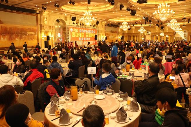 新北市急难救助会今日晚间邀请新五泰林等地的弱势家庭围炉。（社会局提供）