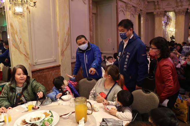 新北市长侯友宜也亲自到场，并在许救助会是弱势家庭守护神。（社会局提供）