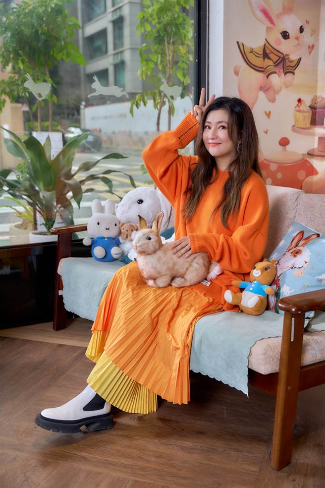 Selina日前首度挑戰親手抱兔子。（任真美好提供）