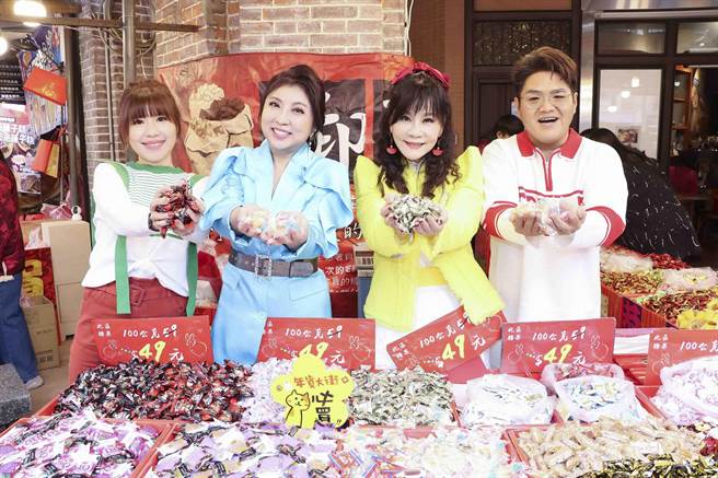 李学宸（右起）、龙千玉、陈思安及廖婉君17日去逛年货大街。（豪记唱片提供）