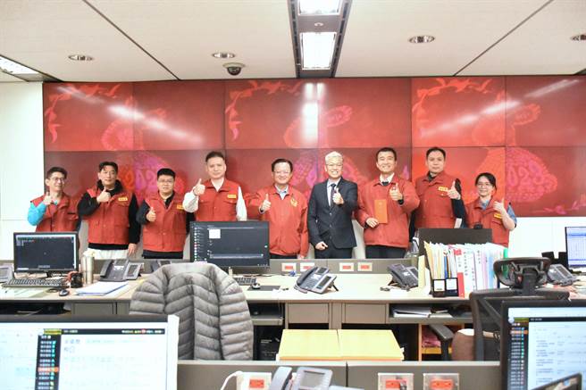 吳堂安頒給國搜中心執勤人員加菜金，由指揮中心主任冷家宇代表接受。（消防署提供）