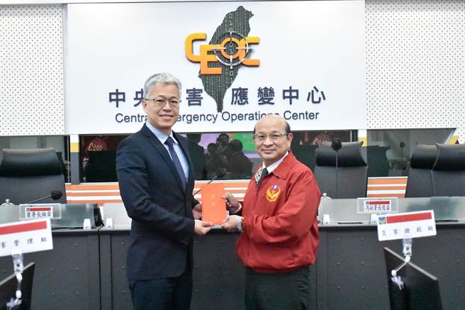 吳次長頒發加菜金給消防署執勤人員，由副署長李永福代表接受。（消防署提供）