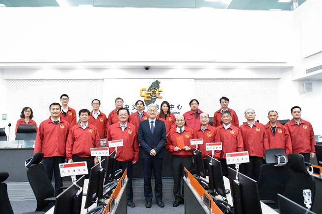 吳堂安至消防署指揮中心及國家搜救指揮中心慰勞值勤人員。（消防署提供）