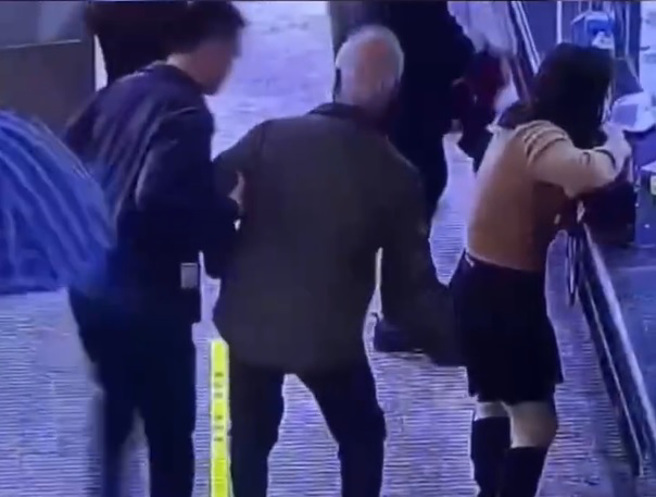 1名老翁被搀扶着走在医院内，没想到，竟然看见穿着短裙的女子，他便伸出手「撩裙偷摸」，吓得女子落荒而逃。（翻摄自微博）