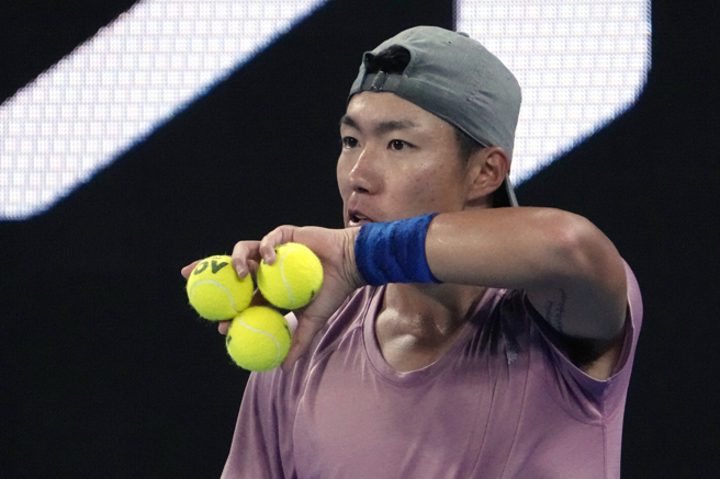 从澳网会外赛拚进会内赛的许育修，会内赛首轮就遇到种子，力战三盘落败。（美联社）