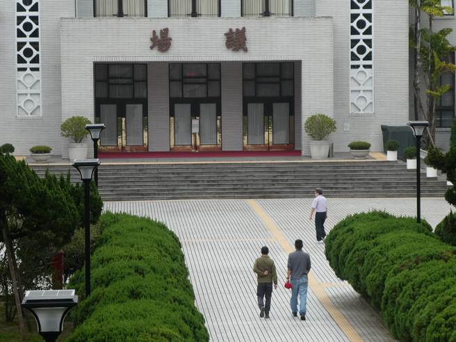 去年底九合一选举过后，接连发生当选乡长与里长不就职情形，导致相关选区该选完就面临补选问题，浪费公帑。立法院法制局建议，为遏阻此种行为，应修订公职人员选举罢免法，选举保证金不予发还，也不发给该当选人竞选费用补贴。（周志豪摄）