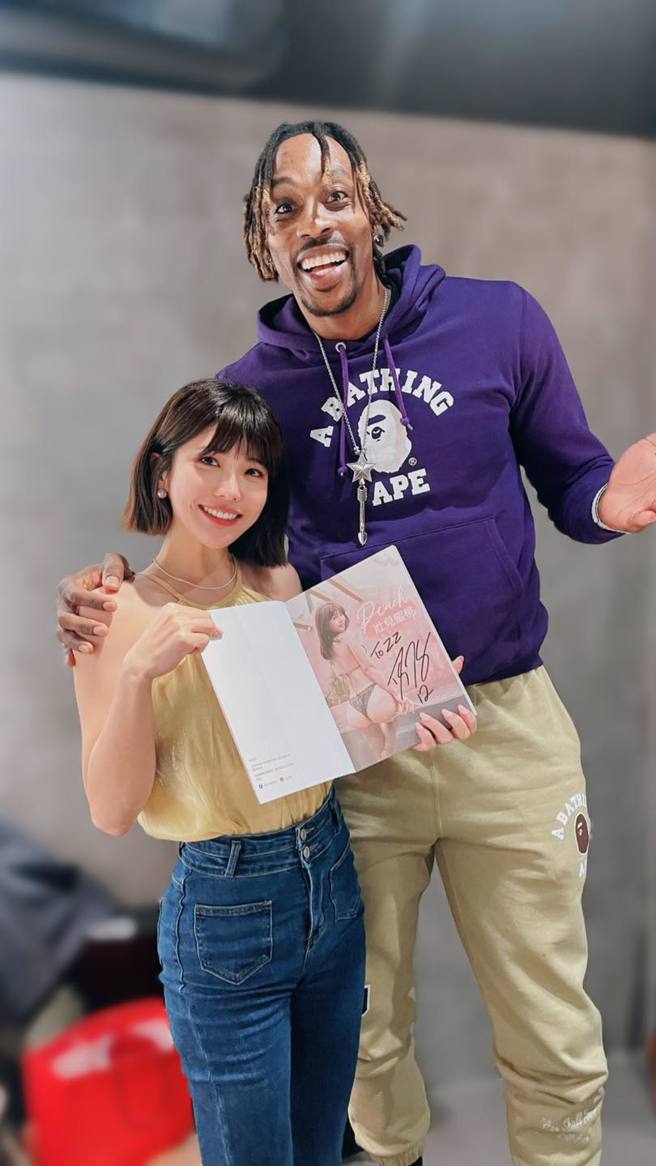 壮壮送魔兽写真集，对方立刻在上方签名回赠。（图／IG@ula_shen_）