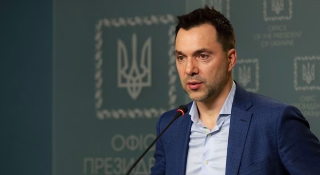 乌克兰总统顾问阿列斯托维奇发言错误，错称俄军飞弹曾被乌克兰防空系统击中，被批评隐瞒问题，因而下台。(图/乌克兰总统府)