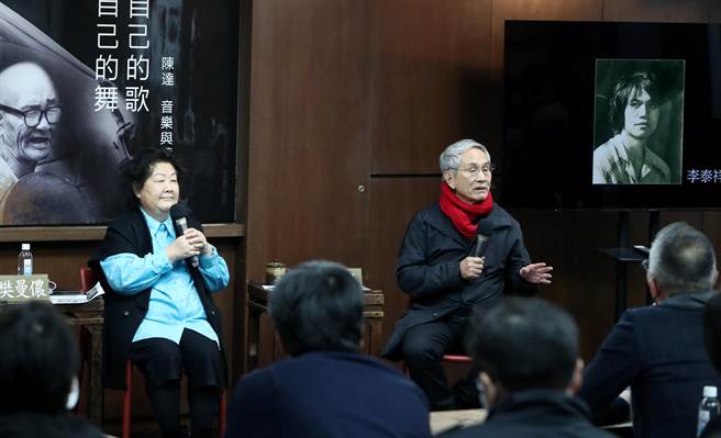云门舞集创办人林怀民（右）、新象艺术创办人樊曼侬（左），今日晚间在敏隆讲堂举办「唱自己的歌跳自己的舞：陈达、音乐与薪传」讲座。（郑任南摄）