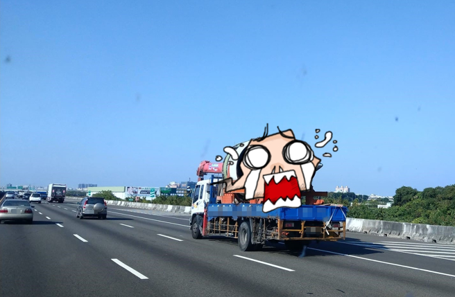 国道上1辆货车载着飞机的发动机，竟然唤醒网友们的儿时回忆。（翻摄自脸书路上观察学院）