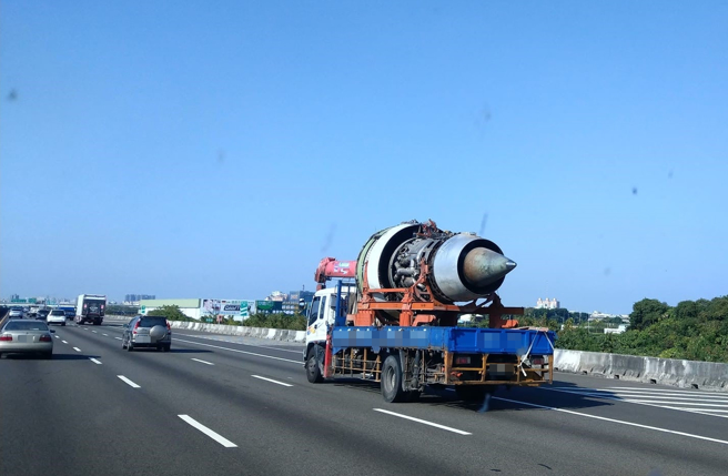 国道上1辆货车载着飞机的发动机，竟然唤醒网友们的儿时回忆。（翻摄自脸书路上观察学院）