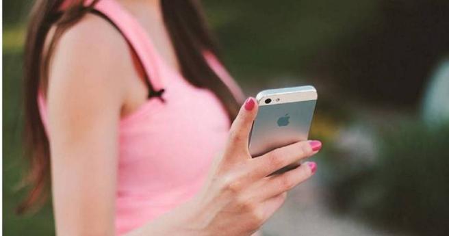 22岁女每天熬夜玩手机，眼部竟出现囊肿。（示意图／pixabay）